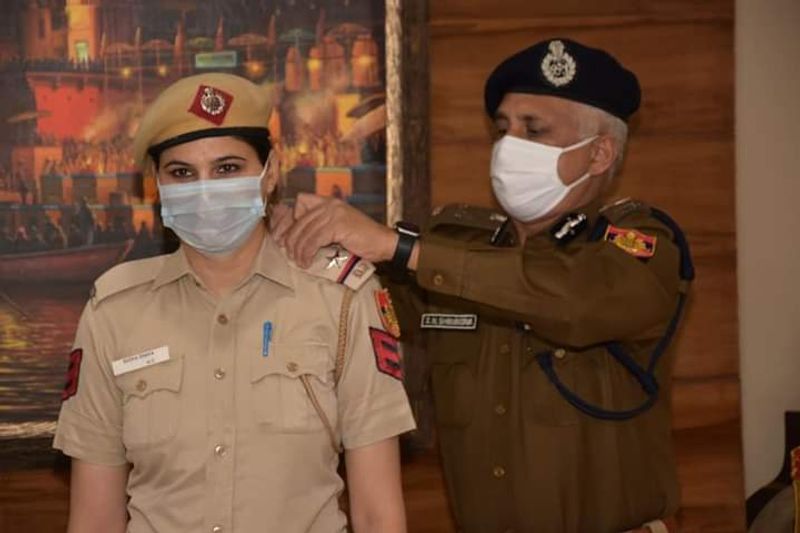 वायरल पोस्ट क्या है?
इस दौरान, ट्विटर हैन्डल ‘@seemadhaka0’ ने 19 नवंबर को एक तस्वीर ट्वीट करते हुए लिखा, “मेरा कर्तव्य जनता की सेवा करना है।” आर्टिकल लिखे जाने तक इस ट्वीट को 24,900 लाइक्स और 1,200 रीट्वीट मिले हैं।