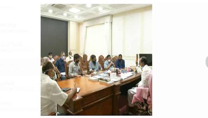 తమ ప్రభుత్వం అధికారంలోకి వచ్చిన తర్వాత వేతనాల పెంపుతో పాటు ఇంక్రిమెంట్స్ ఇచ్చిన విషయాలను కేసీఆర్ గ్రాడ్యుయేట్స్ దృష్టికి తీసుకురానున్నారు.గత ఆరేళ్లలో రాష్ట్ర ప్రభుత్వం 1.32 లక్షల ఉద్యోగాలను కల్పించిన విషయాన్ని ఆయన గుర్తు చేశారు.