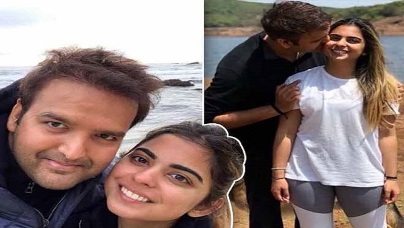 ईशा अंबानी की शादी आनंद पीरामल से हुई। आनंद पीरामल कारोबारी अजय पीरामल के बेटे हैं। मुकेश अंबानी और पीरामल फैमिली में काफी पहले से दोस्ती थी। ईशा अंबानी की शादी में देश और दुनिया की बड़ी हस्तियां जुटी थीं। तमाम क्षेत्र की बड़ी हस्तियों के अलावा हॉलीवुड से भी सेलिब्रिटीज ने भी इस शादी में शिरकत की। यह दुनिया की सबसे महंगी शादियों में एक थी। 