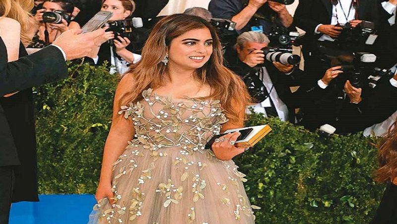 यह तस्वीर 2019 में अमेरिका के न्यूयॉर्क में हुए मेट गाला (The Met Gala 2019) की है। यह इवेंट हर साल आयोजित होता है, जिसमें दुनिया के फैशन वर्ल्ड की दिग्गज हस्तियां शामिल होती हैं। इस इवेंट में ईशा अंबानी पर मीडिया के कैमरों की फ्लैशलाइट चमक रही है।