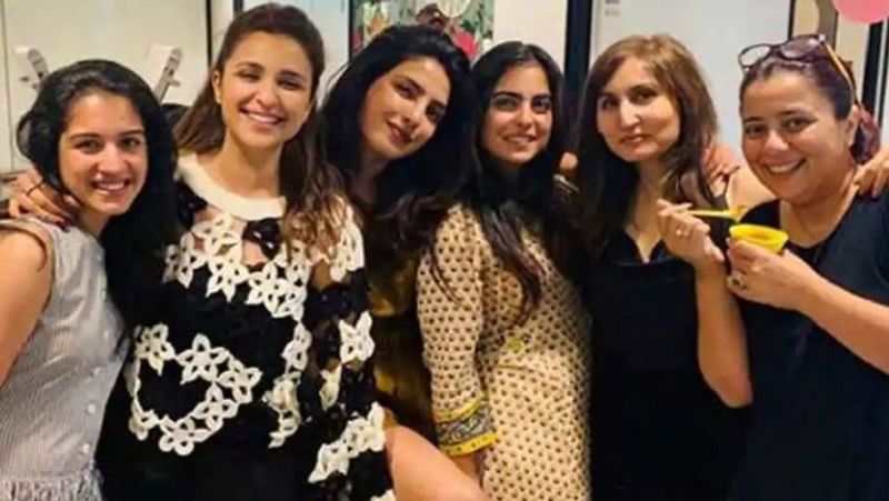 अपनी बेस्ट फ्रेंड बॉलीवुड एक्ट्रेस प्रियंका चोपड़ा और दूसरी फ्रेंड्स के साथ ईशा अंबानी बेहद खुश नजर आ रही हैं। इस तस्वीर में ईशा अंबानी के छोटे भाई अनंत अंबानी की गर्लफ्रेंड राधिका मर्चेंट भी दिखाई पड़ रही हैं। 