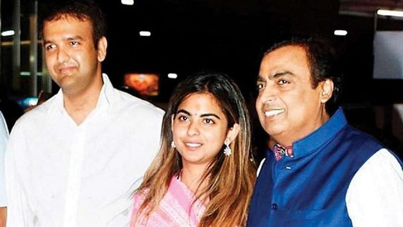 पिता मुकेश अंबानी और पति आनंद पीरामल के साथ ईशा अंबानी। आनंद पीरामल अपने ससुर मुकेश अंबानी से अपनी शादी के पहले ही बिजनेस आइडियाज पर चर्चा करने और गाइडेंस लेने के लिए मिला करते थे। 
