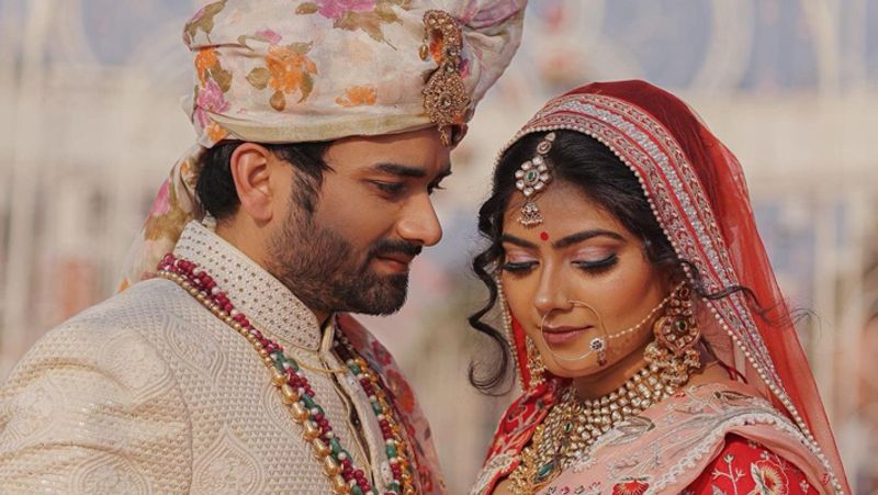फोटो में राजश्री लाल रंग के लहंगे में नजर आ रही हैं। उन्होंने अपने लुक को हैवी ज्वैलरी के साथ कंप्लीट किया। हैवी नेकलेस के साथ मांग टीका और बड़ी सी नथ पहने राजश्री बेहद खूबसूरत नजर आई।
