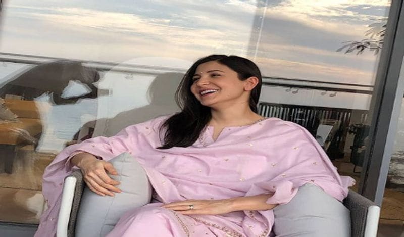 अनुष्का शर्मा ने अपने इंस्टाग्राम पर अपनी एक फोटो शेयर की है। हलके गुलाबी रंग के सूट में अनुष्का काफी खूबसूरत नजर आ रही हैं। इस तस्वीर में अनुष्का अपने बेबी बंप को दुपट्टे से छिपाती नजर आई। 