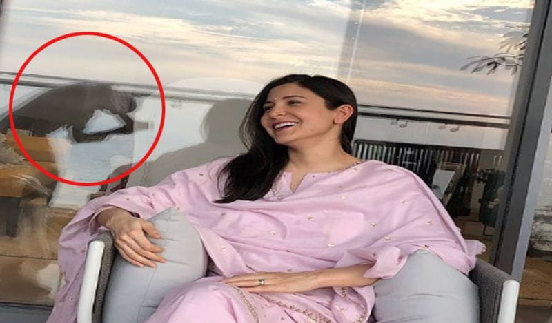इस तस्वीर में अनुष्का ने कैप्शन के जरिए लोगों का ध्यान ख़ास चीज की तरफ करवाया। इस फोटो में पीछे लगे कांच में एक परछाई नजर आ रही है। परछाई में मौजूद शख्स ही अनुष्का की तस्वीर ले रहा है।
