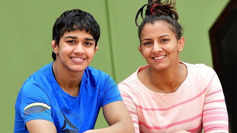 दंगल गर्ल (Geeta-Babita Phogat)
गीता और बबीता, दोनों रेसलर बहनें हैं। महावीर फोगाट की इन दोनों बेटियों ने रेसलिंग में देश का नाम दुनियाभर में मशहूर किया। इन्हें ‘दंगल गर्ल' कहा जाता है। देश को कई मेडल देने वाली ये बहनें महिला कुश्ती के लिए पुरुषों के साथ पहलवानी करके यहां तक पहुंची थीं। गांव में महिला पहलवान न होने पर पिता ने इन्हें लड़कों से कुश्ती करवाई और इंटरनेशनल गेम्स के लिए तैयार किया। गरीबी में पली-बढ़ी चंडीगढ़ की गीता और बबीता की पहलवानी के दाँव-पेंच और उनका संघर्ष पूरा देश जानता है। हरियाणा में ये एथलिट लड़के-लड़की दोनों की आदर्श रही हैं। ये चार बहनों गीता, बबीता, रितु और संगीता सभी पहलान हैं। 