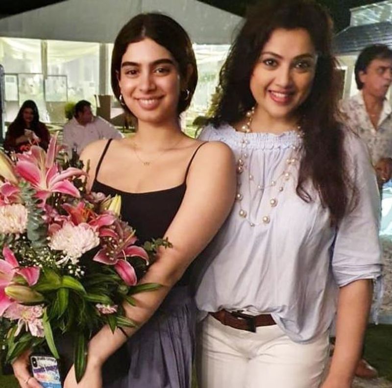 actress meena meet her friends long days ago photo goes viral