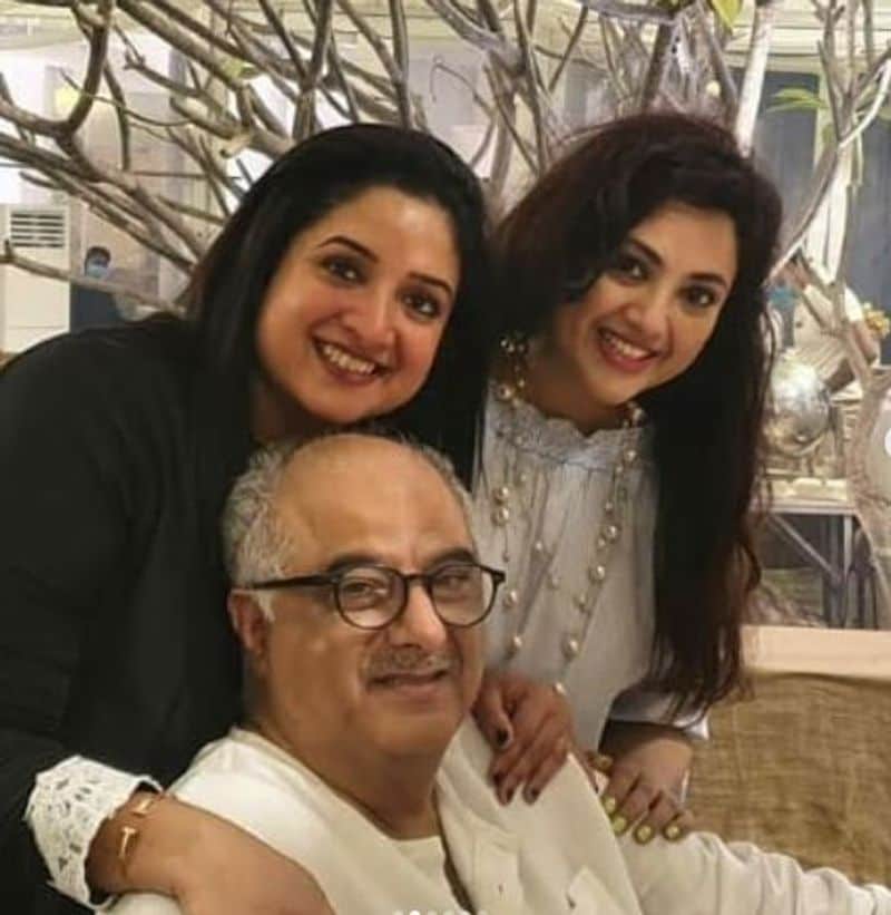actress meena meet her friends long days ago photo goes viral