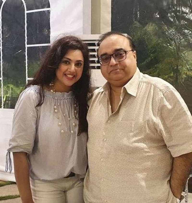 actress meena meet her friends long days ago photo goes viral