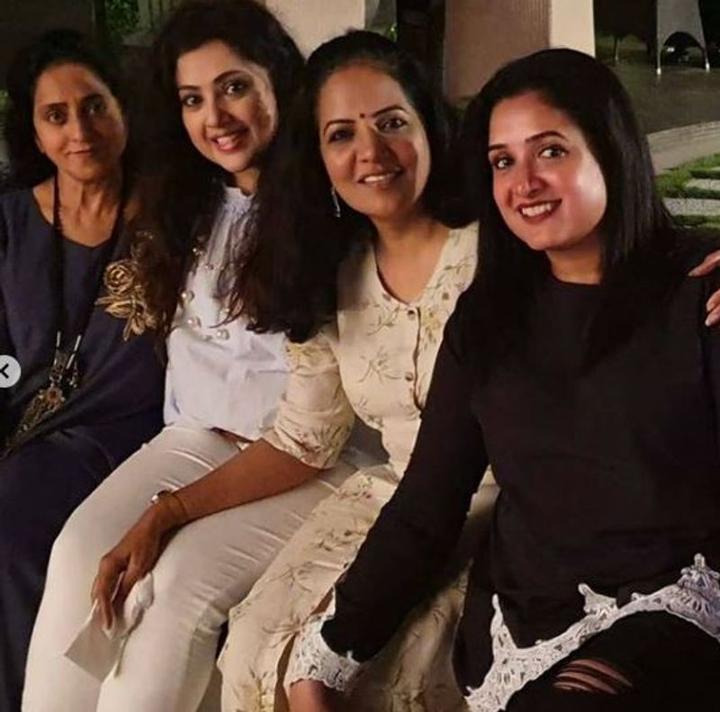 actress meena meet her friends long days ago photo goes viral