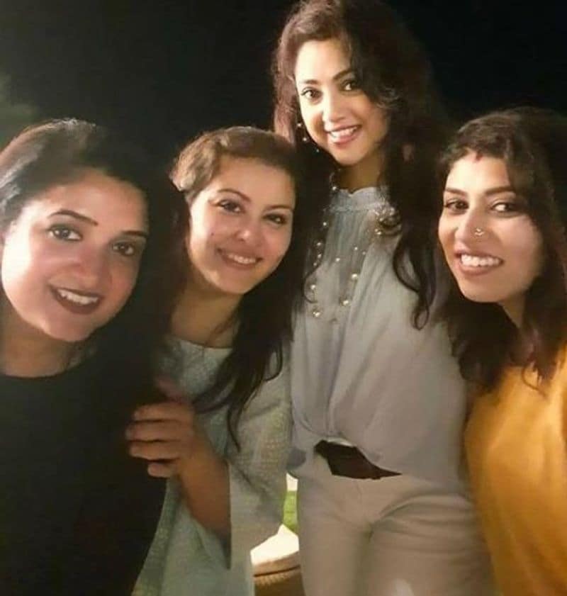 actress meena meet her friends long days ago photo goes viral