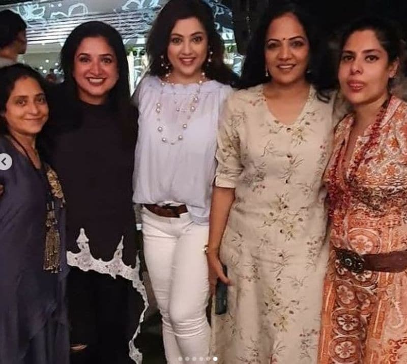 actress meena meet her friends long days ago photo goes viral