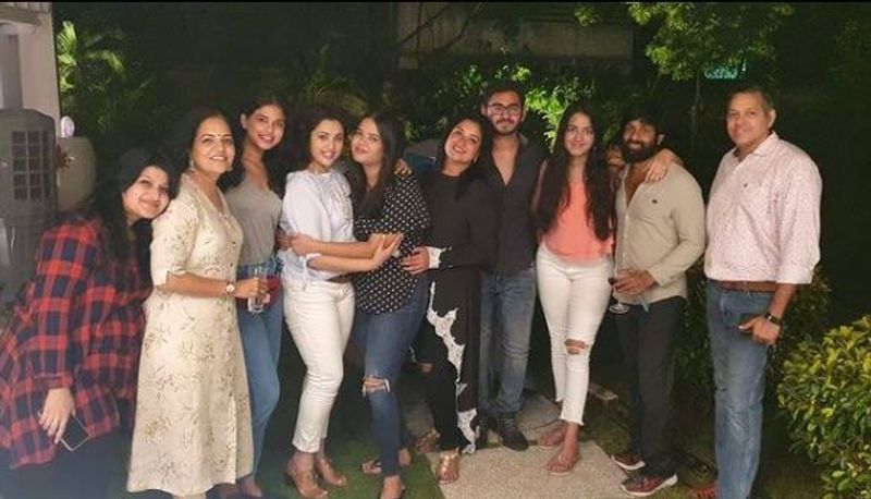 actress meena meet her friends long days ago photo goes viral