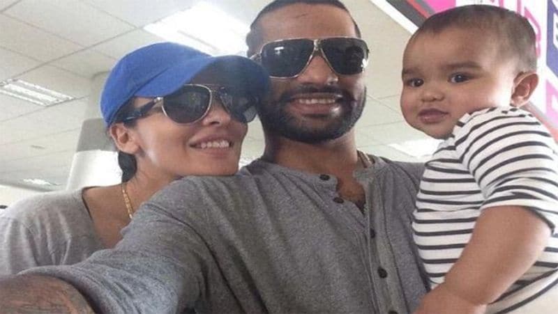 भारतीय सलामी बल्लेबाज शिखर धवन (Shikhar Dhawan) टीम इंडिया के अहम सदस्यों में से एक है। फिलहाल वह इंडिया-ऑस्ट्रेलिया सीरीज के लिए अपने ससुराल में मौजूद है। जी हां, ससुराल का मतलब ऑस्ट्रेलिया। दरअसल, शिखर धवन ने 2012 में एक ऑस्ट्रेलियाई नागरिक आयशा मुखर्जी से शादी की है। आयशा धवन से 10 साल बड़ी है।