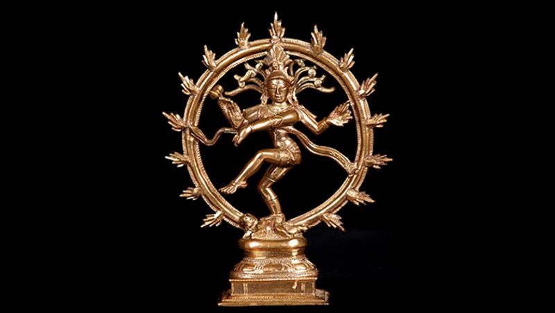 <p>ঘরের সৌন্দর্য বৃদ্ধির জন্য ঘরে নটরাজের মূর্তি রাখেন। মহাদেবের এই রূপ অত্যন্ত আকর্ষনীয়। এই নটরাজের রূপ হল শিবের ক্রুদ্ধ রূপ। তাই এই মূর্তি ঘরে না রাখাই শ্রেয় বলে মনে করেন বাস্তুবিশারদরা। </p>