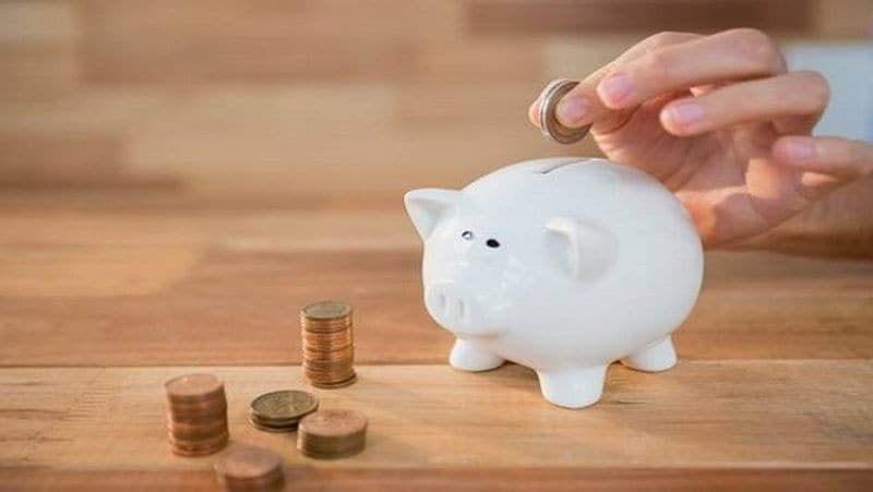 10 हजार रुपए के निवेश पर मिलेंगे 16 लाख
अगर कोई हर महीने पोस्ट ऑफिस की रिकरिंग डिपॉजिट (RD) स्कीम में 10 हजार रुपए का निवेश करता है, तो उसे एक बड़ी रकम मिल सकती है। पोस्ट ऑफिस की रिकरिंग डिपॉजिट स्कीम में खाता 5 साल से कम समय के लिए नहीं खुलता है, लेकिन इसे आगे बढ़ाया जा सकता है। अगर इस स्कीम मे 10 साल के लिए हर महीने 10 हजार रुपए का निवेश किया जाए तो मेच्योरिटी पर 16.28 लाख रुपए मिलेंगे।
(फाइल फोटो)
