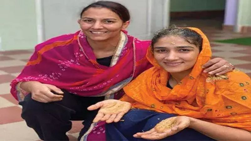 बलाली स्थित घर पर ही बान की रस्म अदा की गई। समारोह में शामिल होने संगीता की बड़ी बहन और दंगल गर्ल गीता फोगाट भी पहुंचीं। उन्होंने अपने ट्विटर पर इसकी तस्वीर भी शेयर की। जिसमें वह लोवर टीशर्ट पहने और चुन्नी डालें बहन की रस्म करवा रही हैं।