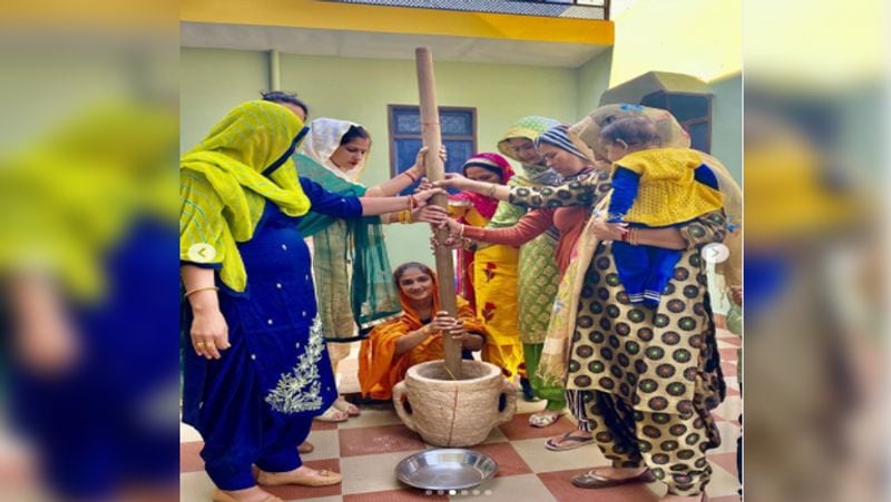 उनकी बड़ी बेटी गीता और बबीता फोगाट ने अपनी शादी में आठ फेरे लिए थे, आठवां फेरा बेटी बचाओ-बेटी पढ़ाओ और बेटी को खिलाओ के लिए था और उनकी तीसरी बेटी संगीता भी इस परंपरा को बरकरार रखेगी और बजरंग के साथ आठ फेरे लेंगी। वहीं, परिजनों के मुताबिक बजरंग पूनिया और संगीता फोगाट सिर्फ एक रुपए में शादी करेंगे।