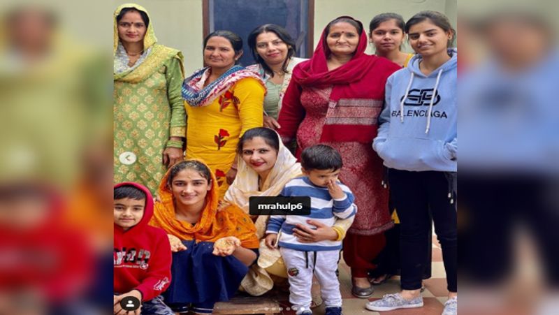 फोगाट परिवार के लिए ये दिन कई सारी खुशियां लेकर आए हैं। एक तरफ दूसरे नंबर की बेटी बबीता फोगाट की मां बनने की खुशी और दूसरी तरफ तीसरी बेटी संगीता की शादी। 