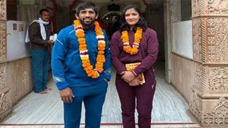 बता दें कि देश के स्टार रेस्लर बजरंग पूनिया और महिला पहलवान संगीता फोगाट 25 नवंबर को शादी के बंधन में बंध जाएंगे। शादी की रस्में हरियाणा के बलाली गांव में ही हो रही है।