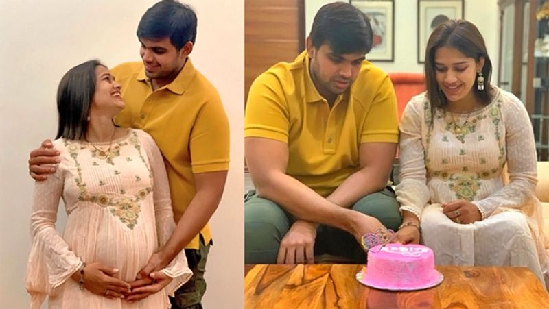 वहीं, बबीता फोगाट ने अपने पति विवेक सुहाग के साथ इंस्टाग्राम और ट्विटर पर एक पोस्ट के जरिए प्रेग्नेंट होने की जानकारी दी। जिसके बाद से घर में दोगुनी खुशी का माहौल है।
