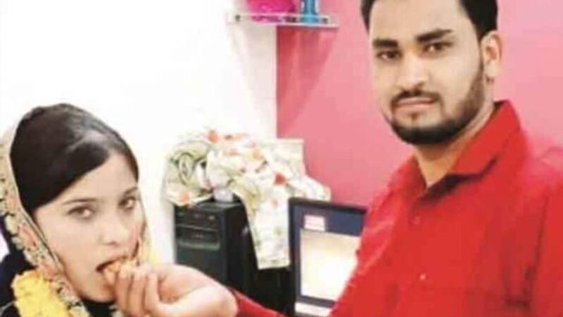 नांदेड़ के जोशी सांघवी गांव की रहने वालीं वसीमा बताती हैं कि गरीबी क्या होती है, उन्होंने अपने परिवार में अच्छे से देखी है। मेरा सपना था कि मैं पढ़-लिखकर अपने परिवार के लिए कुछ सक सकूं। मेरा सपना पूरा हो गया। (अपने भाई के साथ वसीमा)