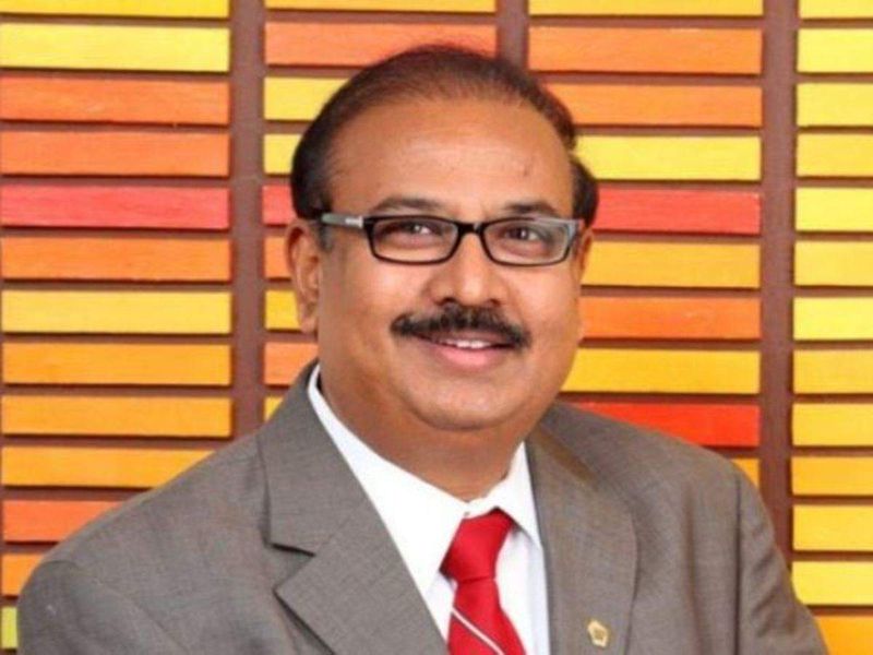 तमिलनाडु में हुआ जन्म
एल्ला का जन्म तमिलनाडु के थिरुथानी में हुआ। उनके पिता एक मध्यम वर्गीय किसान थे। एल्ला ने बायोटेक्नोलॉजी यानी जैव प्रौद्योगिकी से पढ़ाई की। उन्होंने एक इंटरव्यू में बताया था कि पहले उन्होंने कृषि की पढ़ाई। वे खेती करना चाहते थे। लेकिन आर्थिक समस्याओं के चलते एक केमिकल कंपनी में काम करने लगे। इसके बाद उन्हें स्कॉलरशिप मिली, इससे वे अमेरिका में पढ़ने के लिए चले गए। 