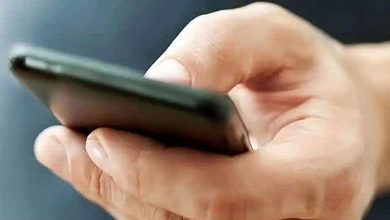 किन देशों में लॉन्च होगा ऐप
उमंग (UMANG) ऐप को अब भारत के अलावा कई और देशों में भी लॉन्च करने की योजना बनाई जा रही है। आज होने जा रहे कॉन्फ्रेंस में विदेश मंत्रालय (Ministry of External Affairs) के सहयोग से उमंग का एक अंतरराष्ट्रीय संस्करण कुछ चुनिंदा देशों जैसे अमेरिका (US), यूनाइटेड किंगडम (UK), कनाडा (Canada), ऑस्ट्रेलिया (Australia), संयुक्त अरब अमीरात (UAE), नीदरलैंड (Netherlands), सिंगापुर (Singapore) और न्यूजीलैंड (New Zealand) के लिए जारी किया जाएगा।
(फाइल फोटो)