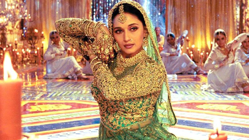 কেরিয়ারের শুরুতে 'দয়াবান' ছবিতে বিনোদ খান্নার সঙ্গে ঘনিষ্ঠ দৃশ্যে অভিনয় করে তাক লাগিয়ে দিয়েছিলেন মাধুরী দিয়েছিলেন। নিজের বলি কেরিয়ারকে এগিয়ে নিয়ে যাওয়ার জন্য অনেক বলি অভিনেত্রীরাই ঘনিষ্ঠ দৃশ্যে অভিনয় করেছিলেন। কিন্তু জুহি সেই দলেও পড়েন না।