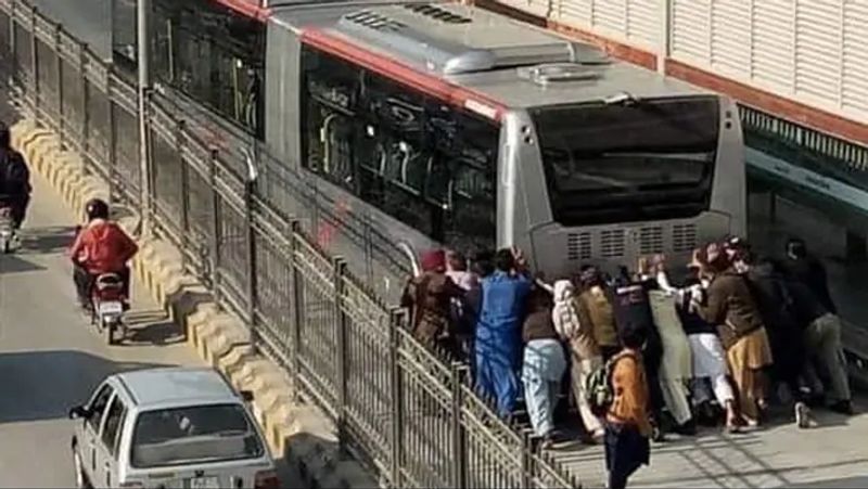 पाकिस्तान में कुछ भी अजीब हो, तो सोशल मीडिया पर उनको खूब ट्रोल किया जाता है। हाल ही में पेशावर में बस को धक्का लगाने पर इंटरनेट पर पाक की खूब खिंचाई की गई।