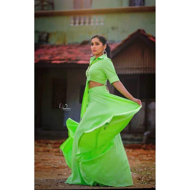 rashmi gautam stunns in green out fit photos goes viral ksr