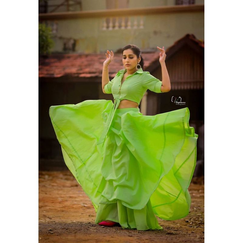 rashmi gautam stunns in green out fit photos goes viral ksr