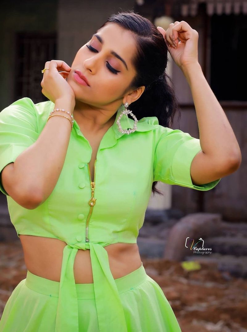 rashmi gautam stunns in green out fit photos goes viral ksr