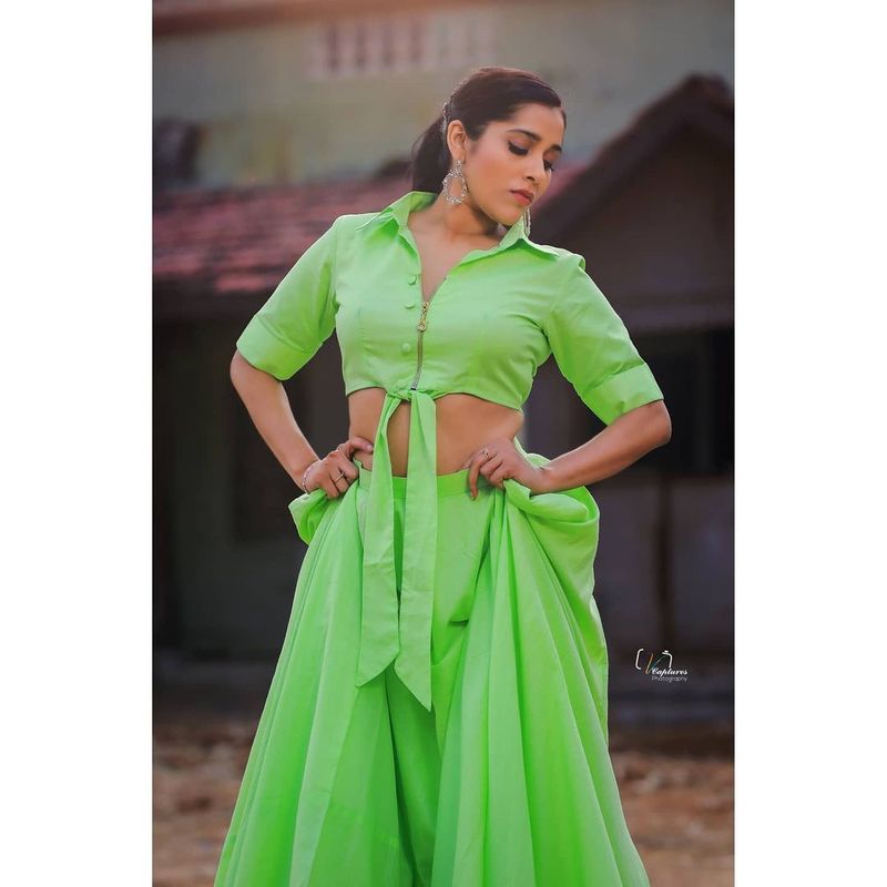 rashmi gautam stunns in green out fit photos goes viral ksr
