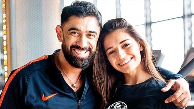 अमित को प्यार में भी धोखा मिला। कुछ महीने पहले ही उनका फिर से ब्रेकअप गया था। बता दें कि दो साल पहले ही उन्हें नई गर्लफ्रेंड मिली थी, जिसका नाम अन्नाबेल डासिल्वा है। अन्नाबेला फिटनेस मॉडल है और वे यूएस की रहने वाली है। अमित ने गर्लफ्रेंड को इंट्रोड्यूस करते हुए अपने इंस्टाग्राम पर फोटो शेयर की है। हालांकि, बाद में उन्होंने इंस्टाग्राम से अन्नाबेल की सारी फोटो डिलीट कर दी थी।