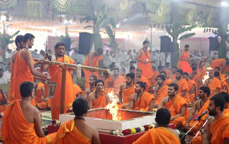 Sunil Gavaskar Visits sathya sai Ashram chikkaballapura snr