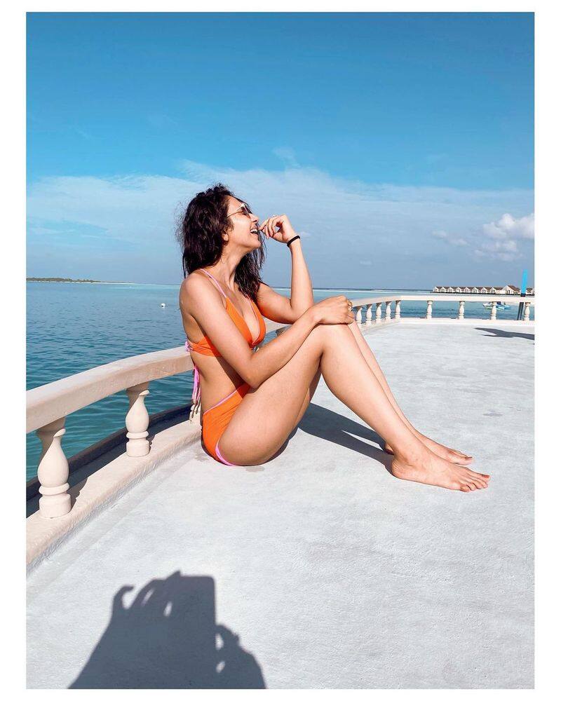 rakul preet singh in bikini pose at maldives arj