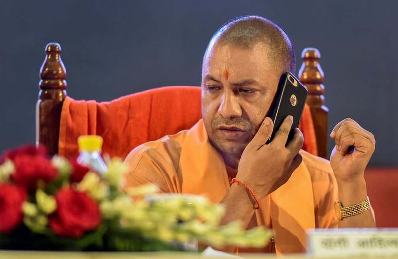 21 मई की देर रात लगभग साढ़े बारह बजे यूपी पुलिस के 112 मुख्यालय में एक वॉट्सएप मैसेज के जरिए भी धमकी मिली थी। यह मैसेज डायल 112 की सोशल मीडिया डेस्क के वॉट्सएप नंबर पर आया था। मैसेज में लिखा था, 'सीएम योगी को मैं बम से मारने वाला हूं। आरोपी का नाम कामरान था, जिसने पकड़ने जाने पर कहा था कि मुझे ऐसा करने के एवज में एक करोड़ रुपए देने की बात कही गई है। 