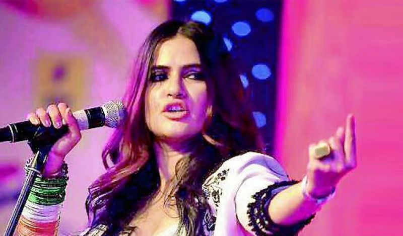 গলা উঁচিয়ে নেটিজেনদের বলেছেন, 'যারা মন্দিরার শেষকৃত্য নিয়ে প্রশ্ন তুলেছেন, তাদের কথায় একটুও অবাক হওয়ার কিছু নেই। কারণ এই জগতে অনেককিছুর থেকে বেশি নির্বুদ্ধিতা হার ঢের বেশি। সোনার প্রতিবাদে সামিল হয়েছেন নেটিজেনদের একাংশ'।