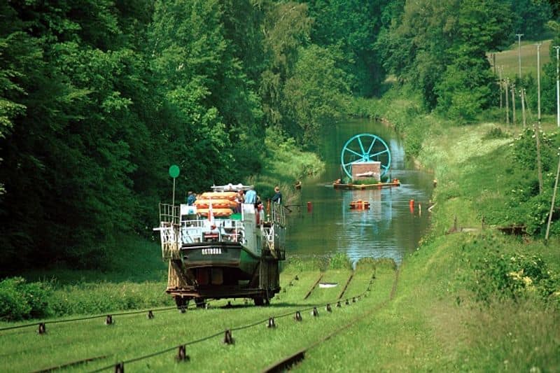 Elblog Canal boats move both in canal and small hills photostory