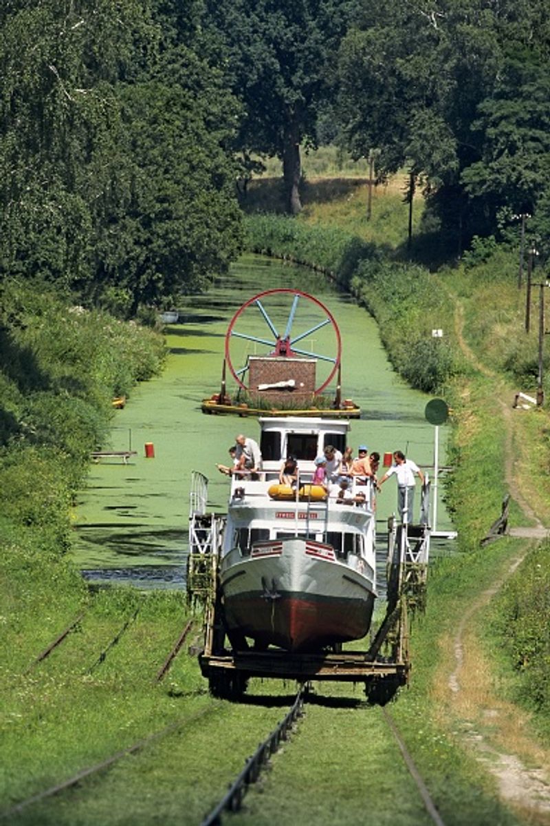 Elblog Canal boats move both in canal and small hills photostory