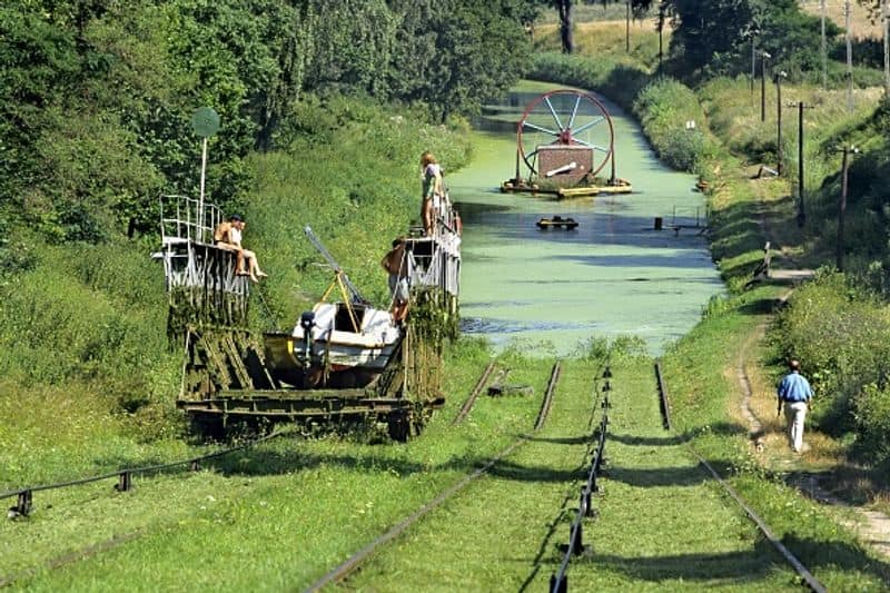 Elblog Canal boats move both in canal and small hills photostory
