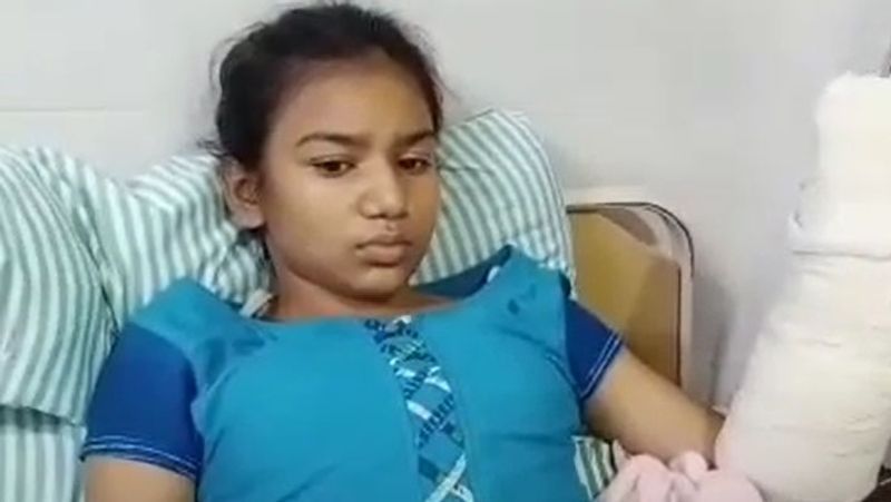 लड़की गरीब परिवार से ताल्लुक रखती है। लिहाजा जोशी अस्पताल ने उसका मुफ्त में ऑपरेशन करके हाथ जोड़ दिया। डॉक्टर के मुताबिक, लड़की का हाथ पूरी तरह लटक गया था। ऑपरेशन करके उसके हाथों की नसें जोड़ दी गईं। आगे पढ़ें इसी घटना के बारे में...

