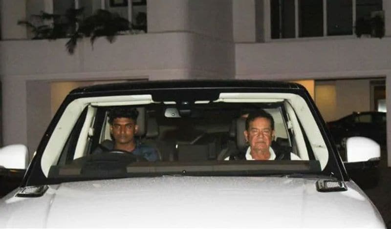 सलीम खान को टोयोटा लैंड क्रूजर और रेंज रोवर वोग की सवारी करना सबसे ज्यादा पसंद है। ये दोनों गाड़ियां ही वो पर्सनल यूज के लिए इस्तेमाल करते हैं। इनके अलावा कई बार वो दूसरी कार का भी इस्तेमाल करते हैं लेकिन सबसे ज्यादा वो इन दो गाड़ियों में ही दिखाई देते हैं। 