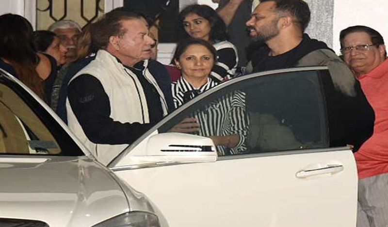 अब हम आपको बताने जा रहे हैं सलीम खान के गैराज में मौजूद अन्य कार के बारे में। जाहिर सी बात है कि अब जब परिवार में कार के इतने शौक़ीन हैं, तो घर में महंगी गाड़ियों की भीड़ होगी ही। सलमान खान, अरबाज खान और सोहेल खान सभी अपनी अलग कार से चलते हैं। 