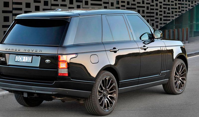 सलीम खान की पसंदीदा है रेंज रोवर वॉग (Range Rover VOGUE). रेंज रोवर वॉग में 4367 सीसी का इंजन है, जो काफी दमदार है। इस कार को काफी पसंद किया जाता है। इस ऑटोमैटिक कार की एक्स शोरूम कीमत लगभग दो से तीन करोड़ रूपये है। 