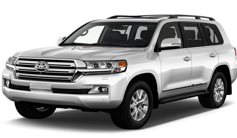 इसके अलावा सलीम खान टोयोटा लैंड क्रूजर (Toyota Land Cruiser) में दिखते हैं। टोयोटा लैंड क्रूजर में 4461 सीसी का इंजन है। साथ ही इसमें 261 बीएचपी की पॉवर जनरेट करने की क्षमता है। इस कार की एक्स शो रूम कीमत डेढ़ करोड़ हैं। 