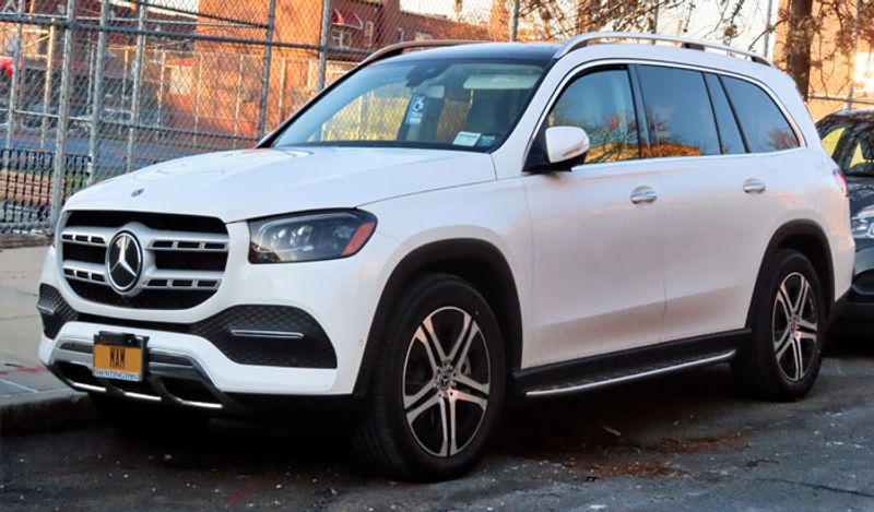 इसके पास मर्सिडीज-बेंज जीएल क्लास (Mercedes-Benz GL-Class) भी मौजूद है। इसमें 5461 सीसी का दमदार इंजन है जो 549 बीएचपी की पॉवर जेनरेट करता है। इसकी एक्स शोरूम कीमत है 80 लाख रूपये। 
