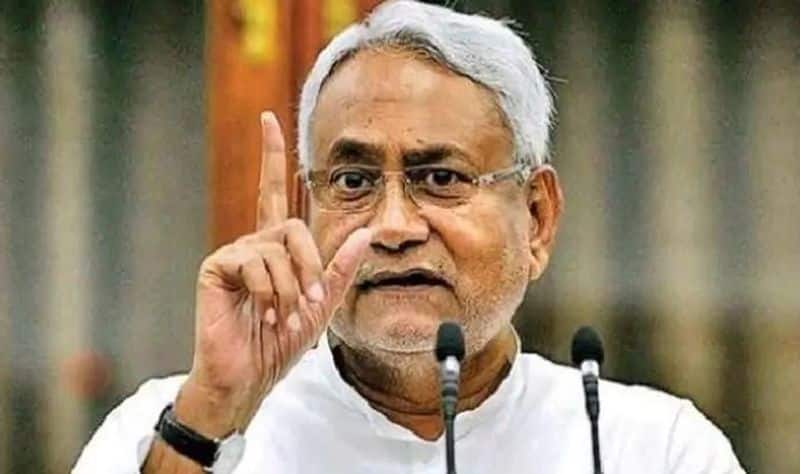 Man chops off his finger to celebrate Nitish Kumar victory pod