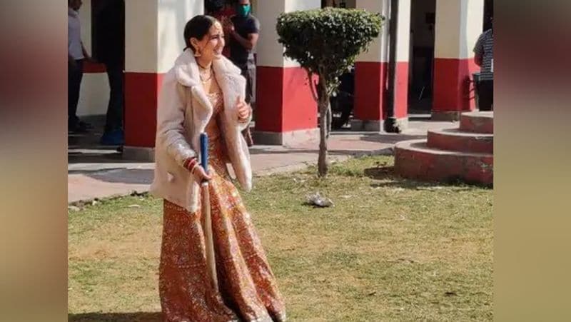 आनंद एल राय के निर्देशन में बन रही फिल्म 'अतरंगी रे' के सेट पर सारा मस्ती करती नजर आ रही है। लहंगा के ऊपर से सारा ने व्हाइट कोट भी पहना हुआ है। सारा का एक वीडियो भी सामने आया है, जिसमें वह कहती हैं कि ऐसे कौन बॉल कराता है।